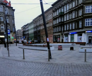 Przechylony słup na placu Zamenhofa