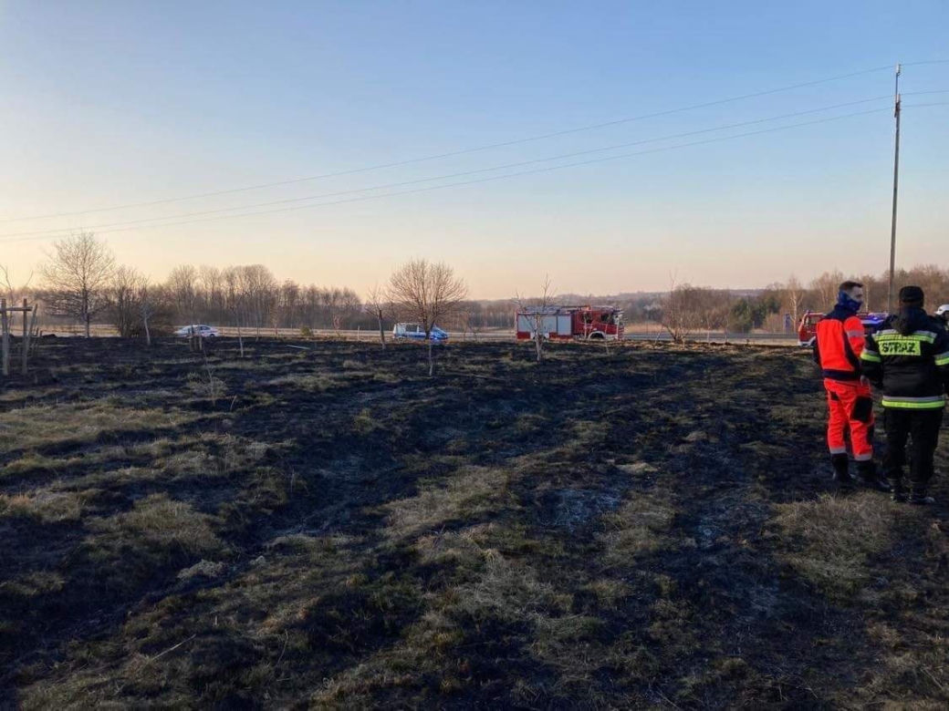 Zwęglone zwłoki mężczyzny w Zaczarniu. Zginął w trakcie wypalania traw