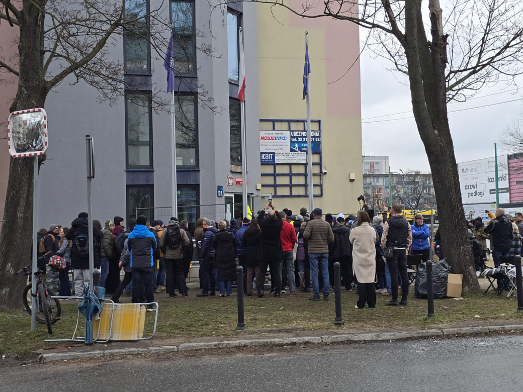 Kilkaset ludzi czeka przed wejściem do punktu obsługi grantobiorców w Tychach