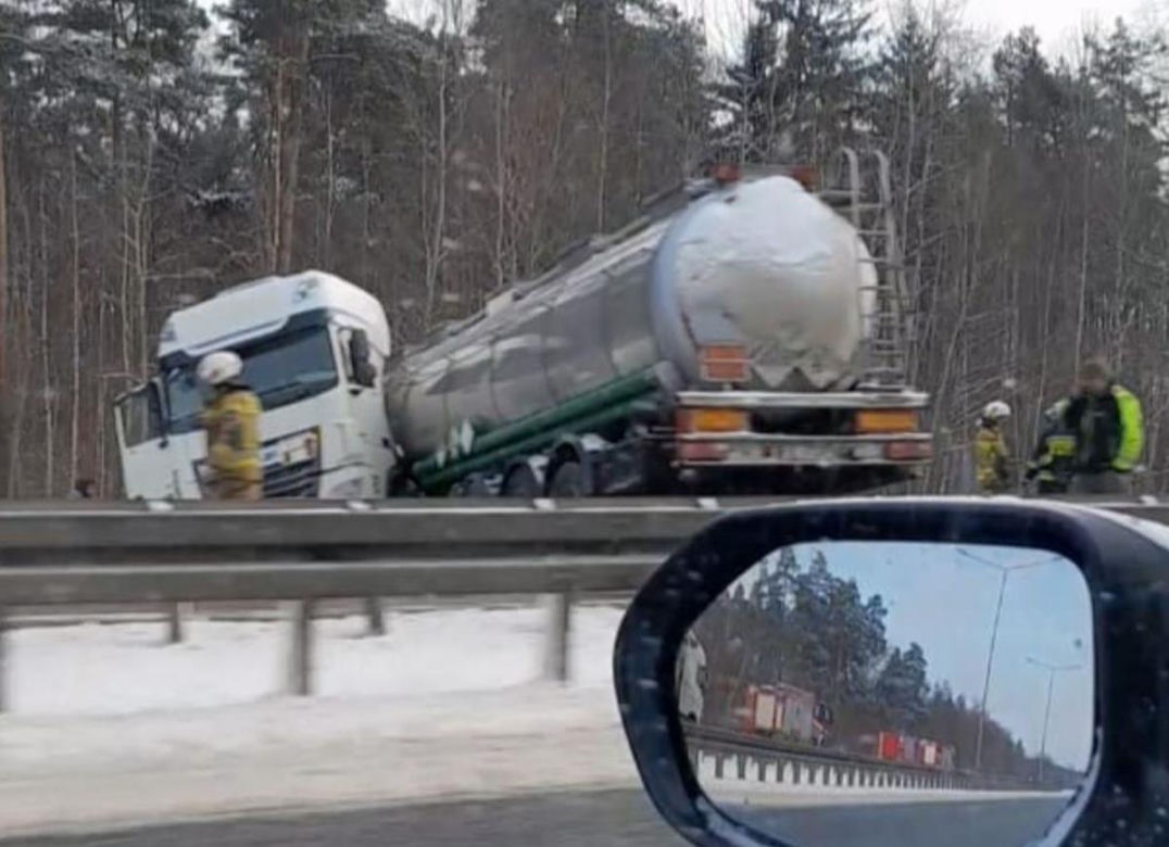 Wypadek na autostradzie A4. Trasa jest oblodzona