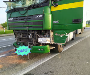 Karambol na DK1. Doszło do zderzenia kilku samochodów i ciężarówki. Są ranni. Droga w kierunku Katowic zablokowana [ZDJĘCIA]