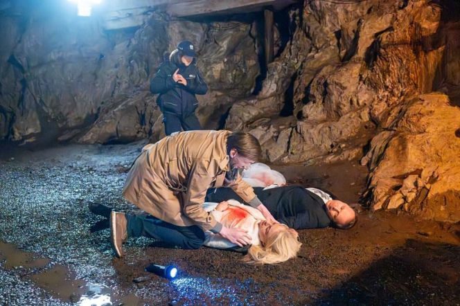 "Pierwsza miłość": Mateusz zmusza Emilkę do ślubu. Każe jej przypieczętować ich małżeństwo kielichem wina. Nie mówi jej tylko, że wino jest zatrute…