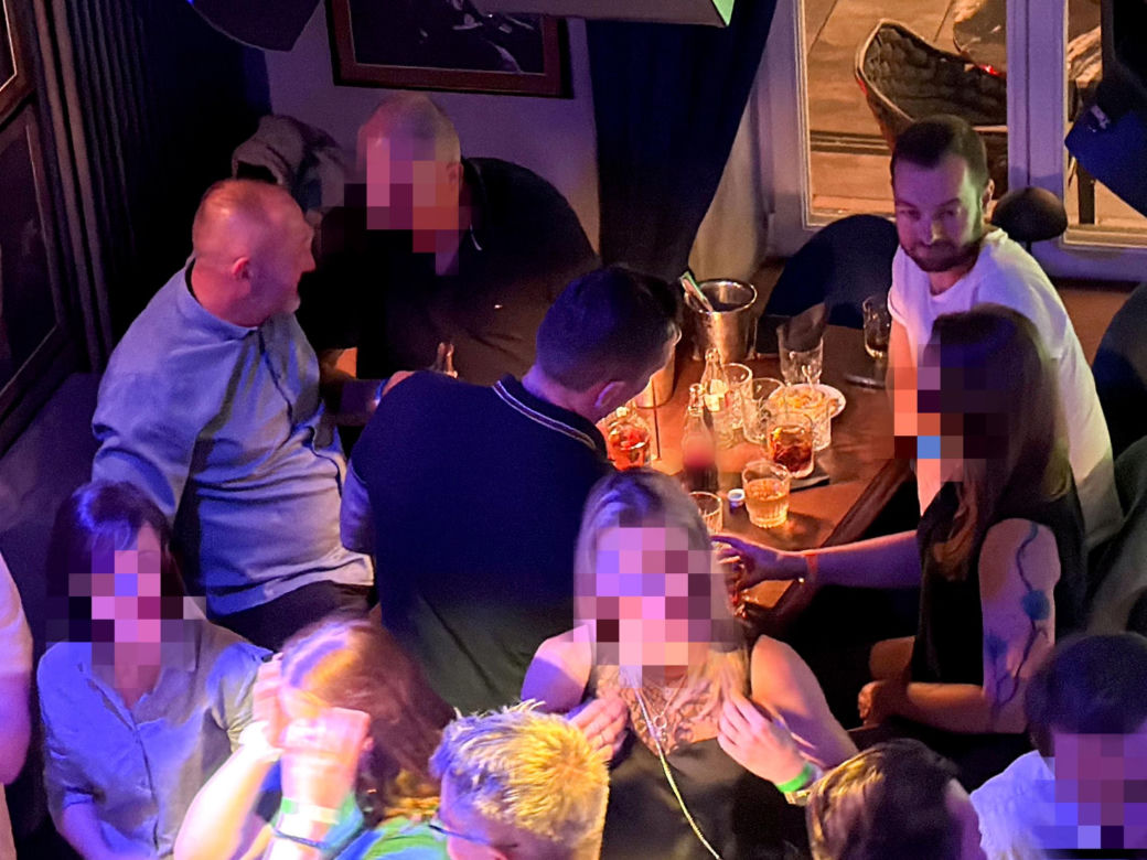 Posłowie Bartosz Romowicz i Piotr Górnikiewicz po wieczornym głosowaniu przyjechali do klubu Piano Bar