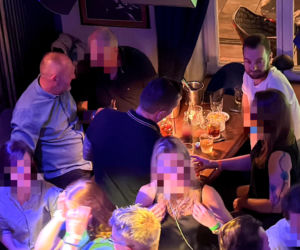 Posłowie Bartosz Romowicz i Piotr Górnikiewicz po wieczornym głosowaniu przyjechali do klubu Piano Bar