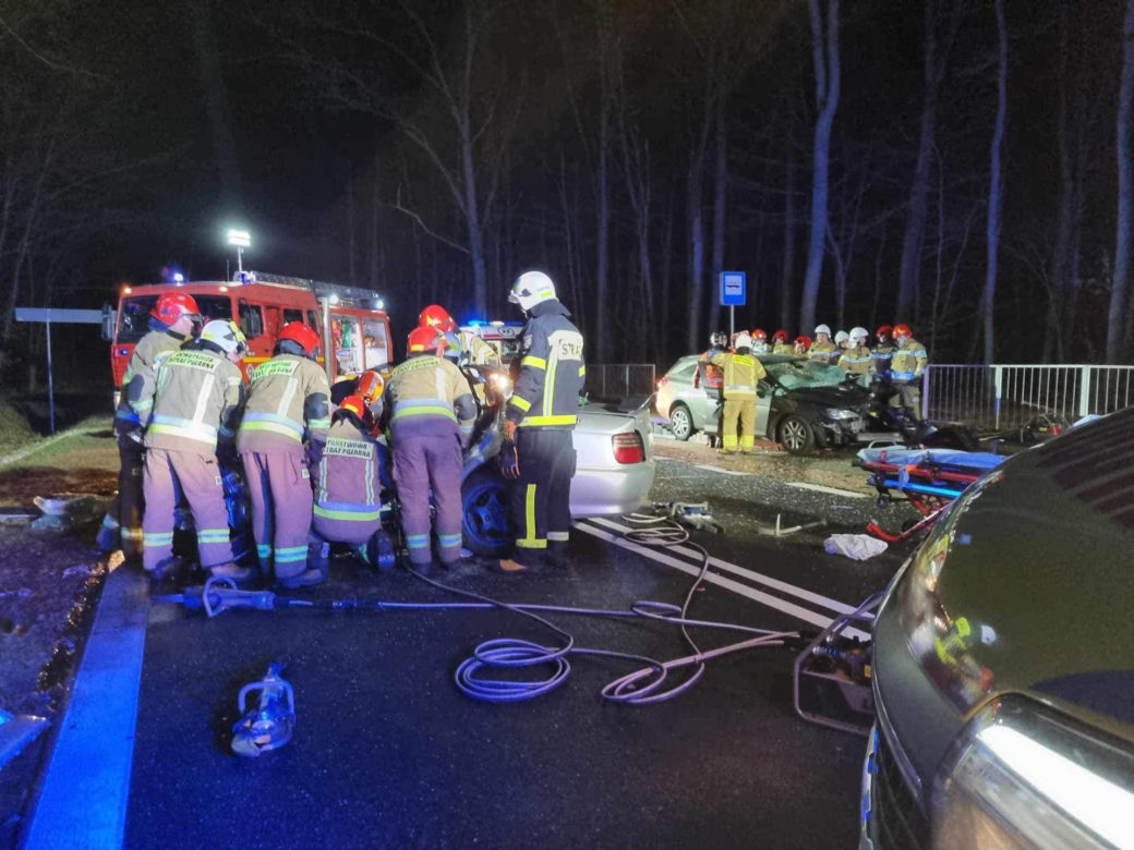 Ranni zakleszczeni w roztrzaskanym wraku. Koszmar na drodze pod Żyrardowem