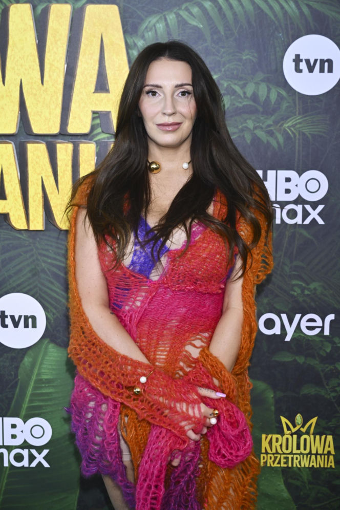 Serowska we włóczce, Macudzińska-Borowiak w bandażu i Fagata przebrana za węża. Celebrytki na premierze "Królowej przetrwania"