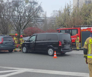 Wypadek karawanu wiozącego trumnę z ciałem. Szok w Warszawie