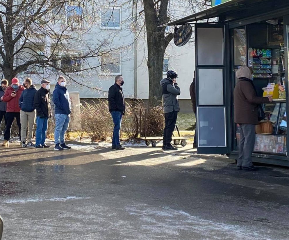 8 marca: kolejki w Warszawie po kwiaty na Dzień Kobiet większe niż zwykle! Jaki jest powód? 