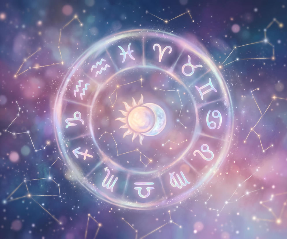 Koło zodiaku na tle kosmosu z Słońcem i Księżycem w środku. O horoskopie na dziś przeczytasz na VOX FM.