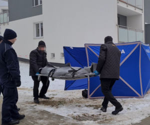 Rzeszów. Ciało 47-latki z ranami kłutymi przed blokiem! 42-latek zatrzymany po obławie