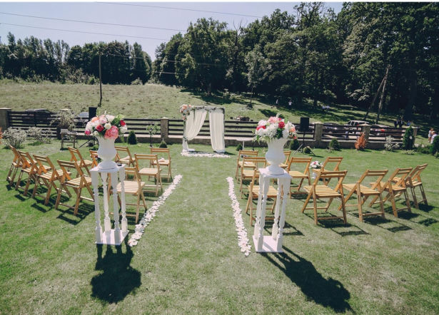 Slow wedding w ogrodzie. Jak natura i estetyka zmieniają sposób organizacji wesel?