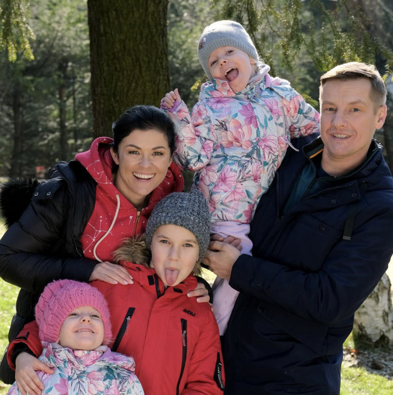 M jak miłość. Paweł (Rafał Mroczek), Kinga (Katarzyna Cichopek), Misiek (Aleksander Bożyk) Emilka (Julia Kempka) i Zuzia (Marcelina Kempka),