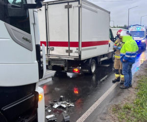 Zderzenie trzech pojazdów w Sarnowej. Jedna osoba poszkodowana