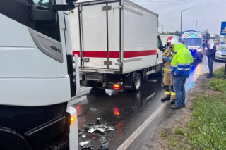 Zderzenie trzech pojazdów w Sarnowej koło Rawicza. Jedna osoba poszkodowana [ZDJĘCIA]