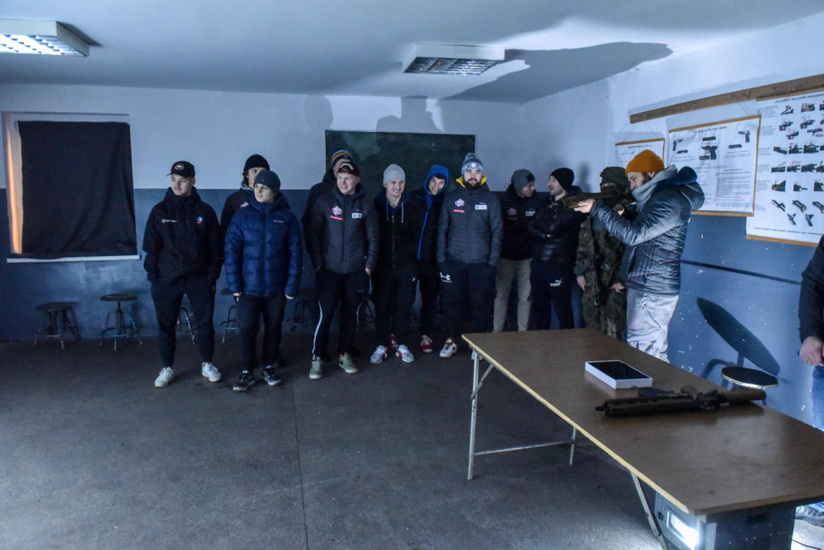 Paweł Przedpełski rzuca granatem i celnie strzela na poligonie