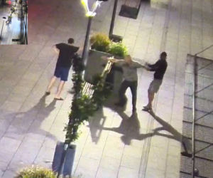 Śląskie: Brutalne pobicie w samym centrum miasta. Wszystko nagrały kamery. Napastnicy są poszukiwani przez policję