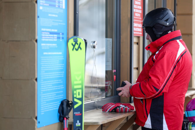 Poseł Wójcik szusuje w kasku