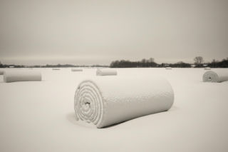Śnieżne rolki zaskoczyły Lubelszczyznę. Co stoi za tajemniczymi walcami na polach?
