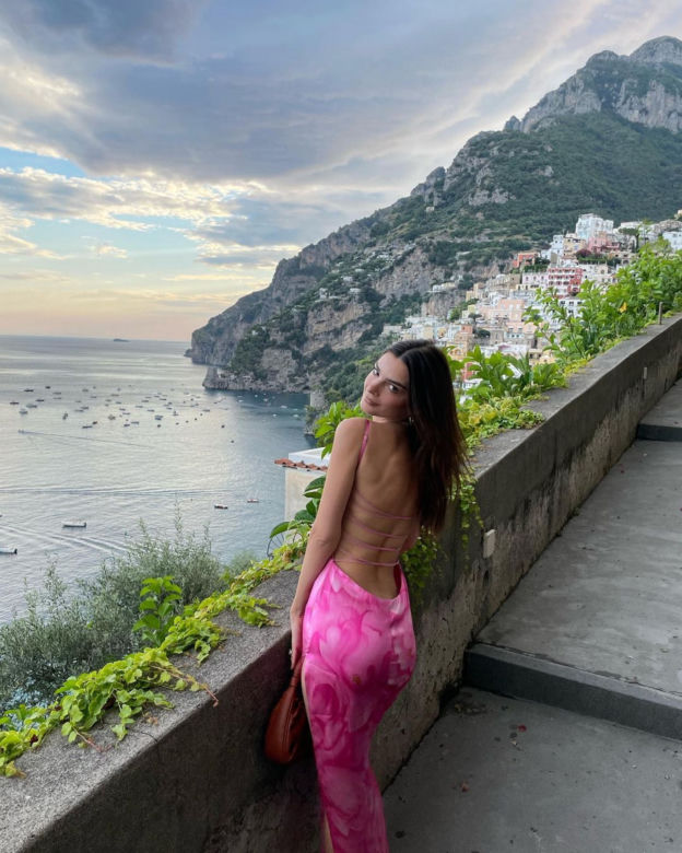 Emily Ratajkowski fruwa nago! Ma na sobie tylko liny