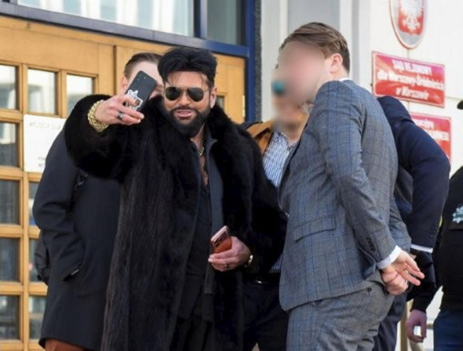 Krzysztof Rutkowski w futrze w sądzie