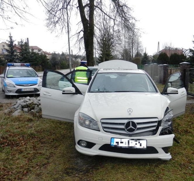 Mercedes Roberta N. rozbity podczas ucieczki przed policją