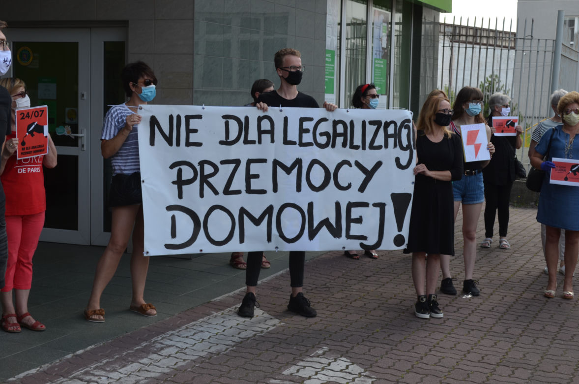 Protest przed biurem starachowickiego posła PiS