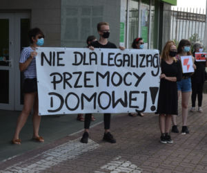 Protest przed biurem starachowickiego posła PiS