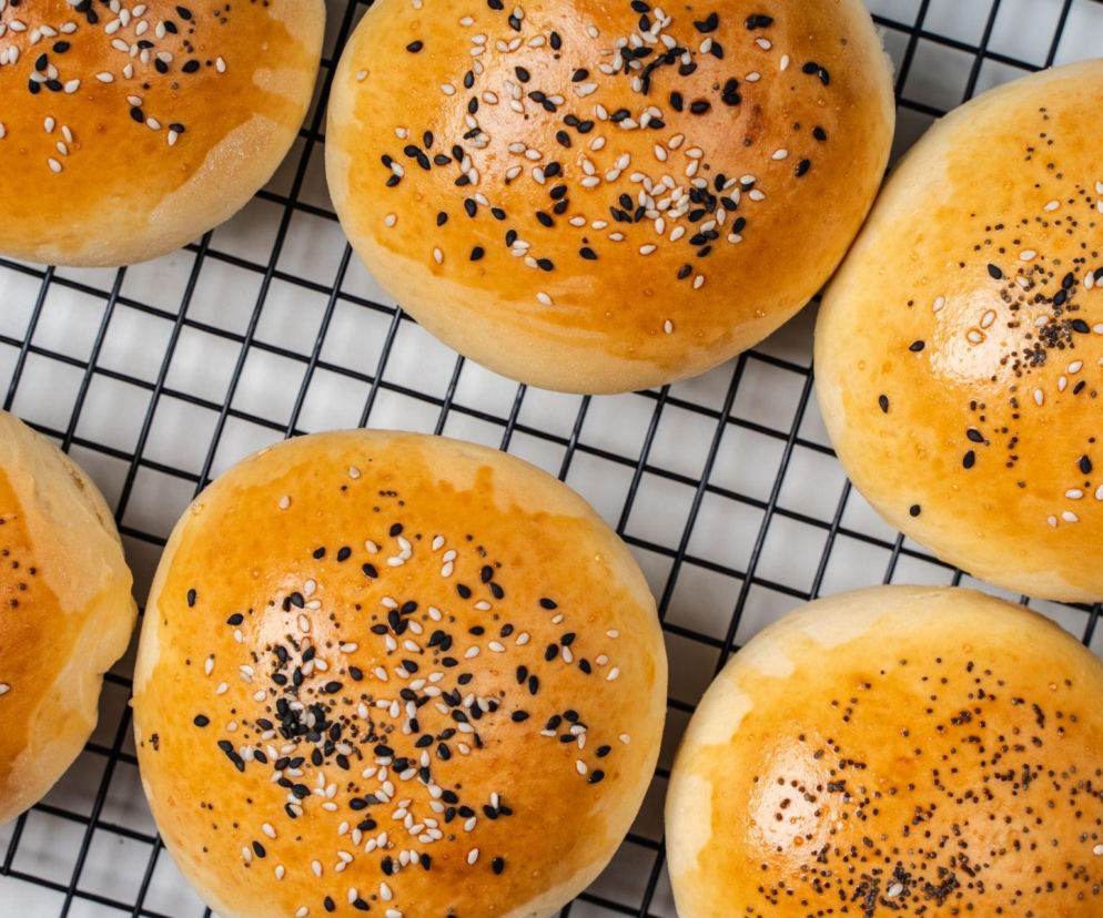 Przepis na bułki do burgerów – miękkie jak poduszka, sprężyste i nie rozpadają się. Ten trik robi całą różnicę