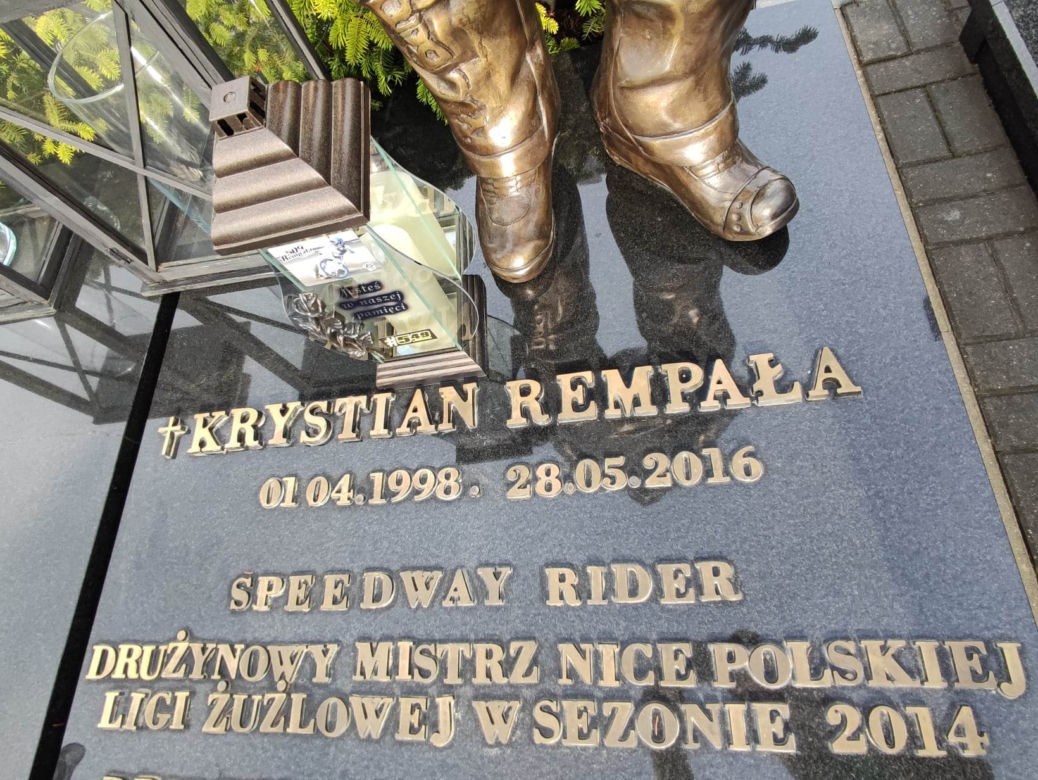 Tragiczna śmierć 18-letniego  żużlowca wstrząsnęła całą Polską. Tak wygląda teraz grób Krystiana Rempały