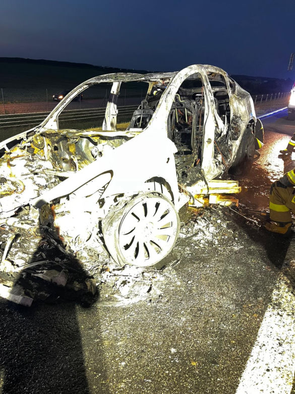 Samochód elektryczny w ogniu na trasie S5. Dogaszanie trwało kilka godzin [ZDJĘCIA]