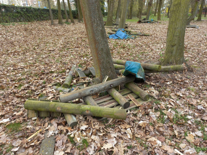 Rozbiórka Parku Linowego Tarzan w Parku Tysiąclecia w Lesznie