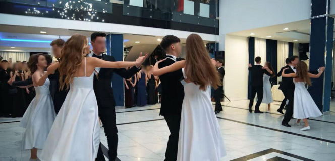 Ta studniówka przejdzie do historii. Zrezygnowali z poloneza i podbijają internet