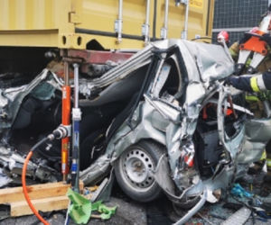 Makabryzny wypadek w Kielcach! Osobówka zmiażdżona przez ciężarówkę! Myślałem, że z auta wyciągniemy ludzką papkę!