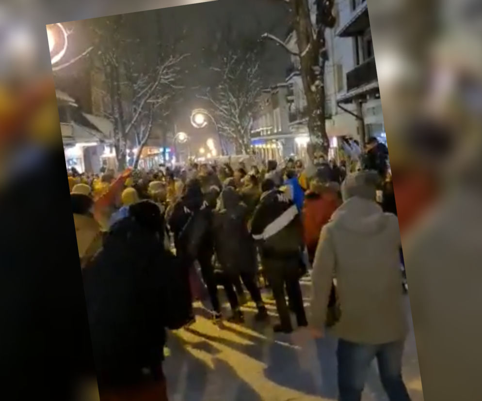 Tłumy turystów w Zakopanem. Rozbawiony tłum tańczył na Krupówkach do przeboju Sławomir