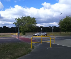 Absurdalny pomysł w Toruniu. Te barierki mają poprawić bezpieczeństwo?!
