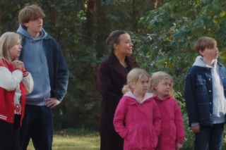 M jak miłość odc. 1918. Magda (Anna Mucha), Lenka (Olga Cybińska), Hubert Buczak (Leon Hausner), Misiek (Aleksander Bożyk), bliźniaczki Emilka i Zuzia (Julia, Marcelina Kempka)