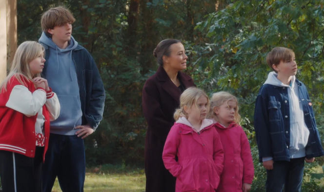 M jak miłość odc. 1918. Magda (Anna Mucha), Lenka (Olga Cybińska), Hubert Buczak (Leon Hausner), Misiek (Aleksander Bożyk), bliźniaczki Emilka i Zuzia (Julia, Marcelina Kempka)