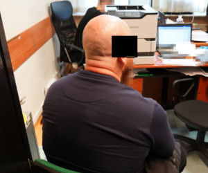 Miał broń i narkotyki. Był poszukiwany listem gończym