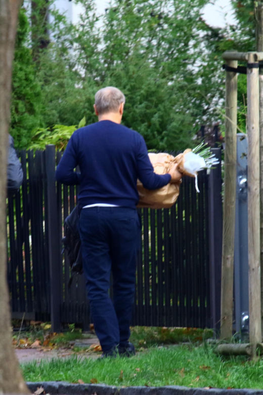 Donald Tusk obsypał żonę kwiatami