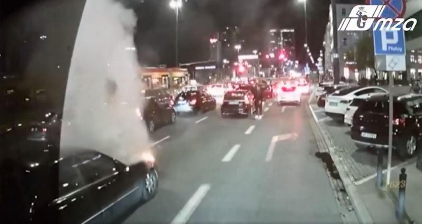 Mercedes płonął przy Dworcu Centralnym. Na ratunek ruszył kierowca autobusu