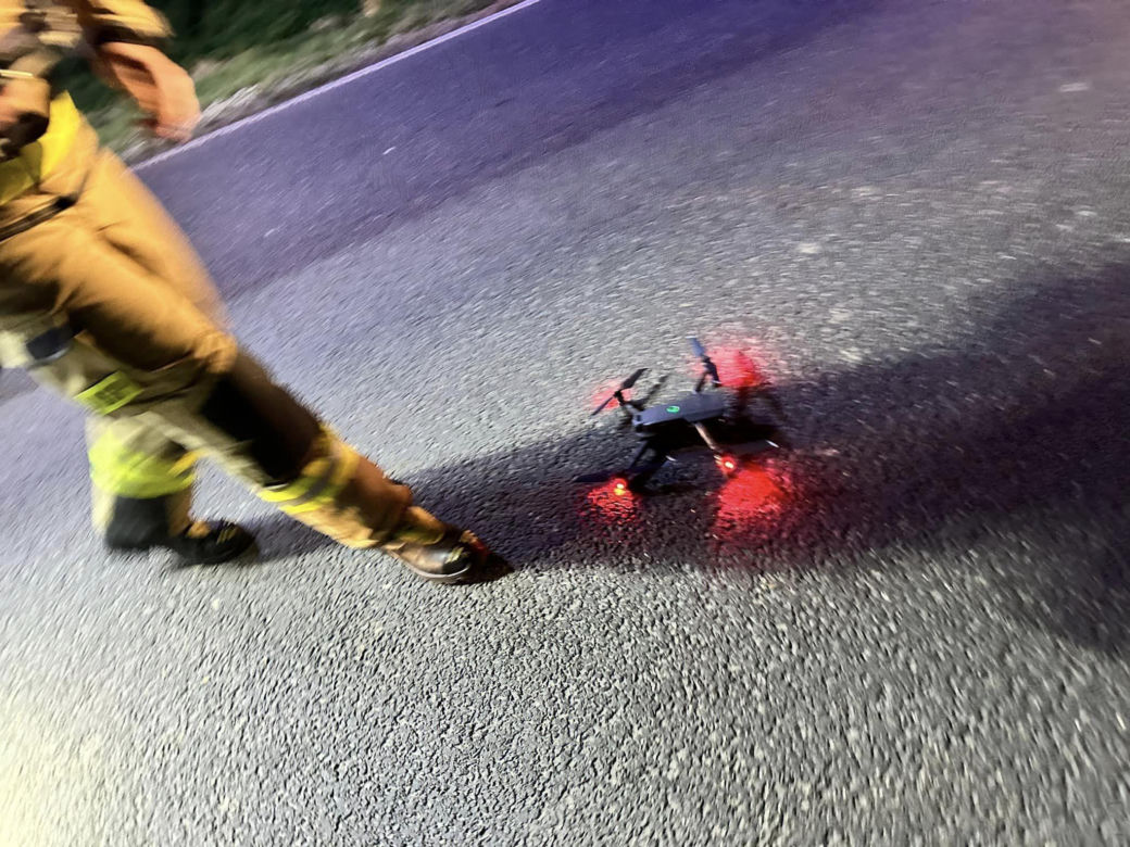 Przyjechali do wypadku, samochód był pusty. Strażacy szukali poszkodowanych dronem 