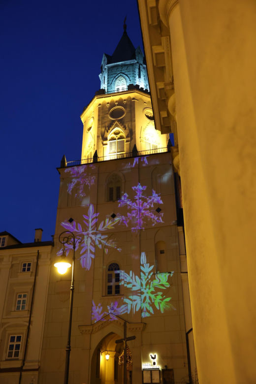 Wieża Trynitarska w Lublinie w świątecznej odsłonie. Na jej elewacji można podziwiać wyjątkową iluminację