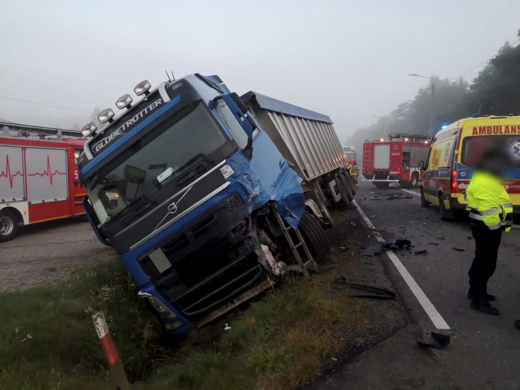 Śmiertelny wypadek w Ostrzeszowie! Trzyosobowa rodzina wjechała pod tira 