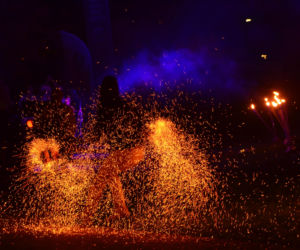 Pokaz fireshow w wykonaniu tancerzy i tancerek Teatru Ognia „Mantra” z Makowa Mazowieckiego