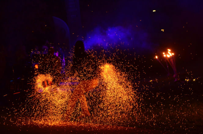 Pokaz fireshow w wykonaniu tancerzy i tancerek Teatru Ognia „Mantra” z Makowa Mazowieckiego