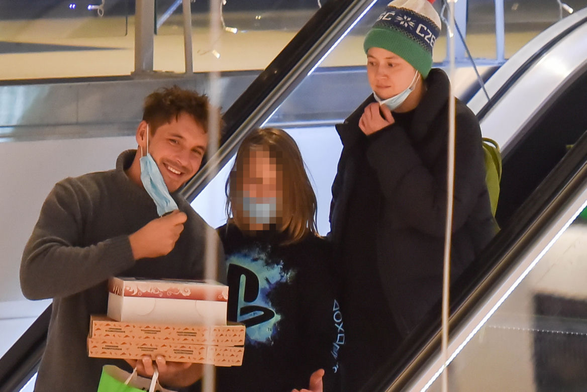 Mikołaj Roznerski w centrum handlowym z "rodziną"