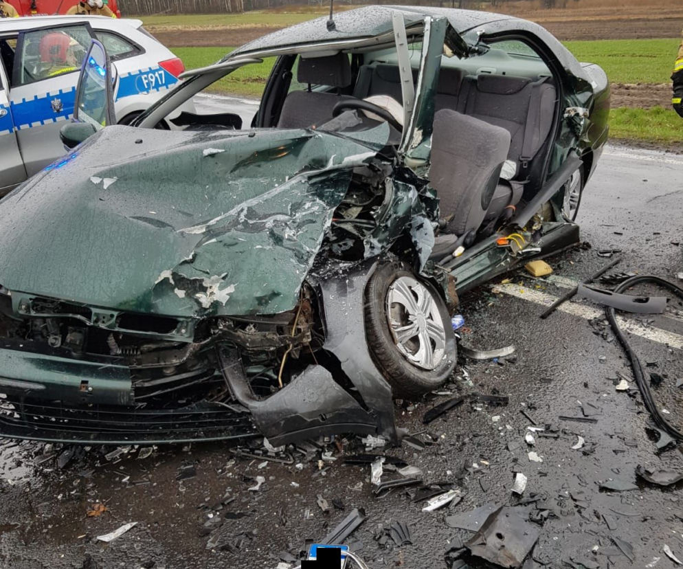 Wadlew: Czołowe zderzenie dwóch osobówek. 2 osoby trafiły do szpitala w Bełchatowie