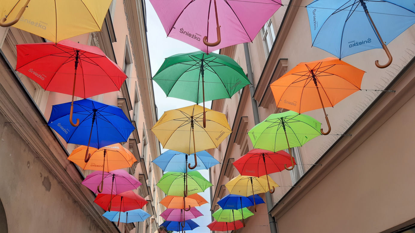 Kolorowe parasole znów wiszą na ulicy Piekarskiej