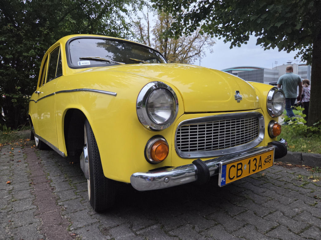 Prawdziwe motoryzacyjne perełki pod Torbydem! Bydgoskie Klasyki Nocą znów zachwyciły