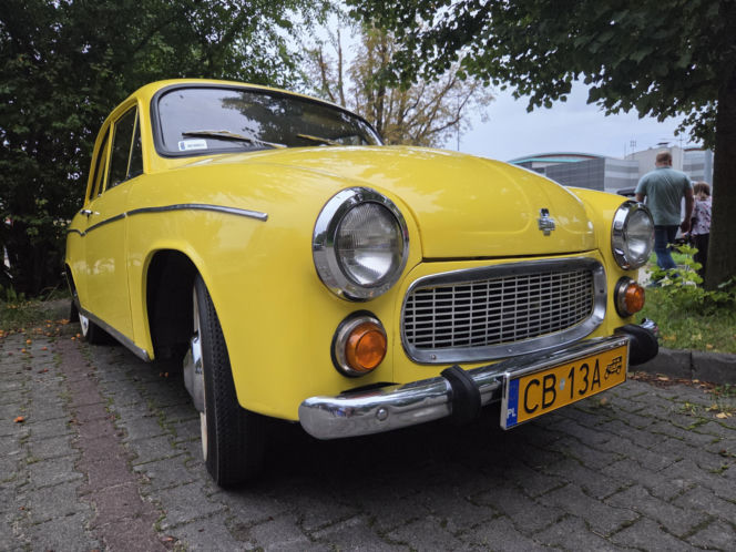 Prawdziwe motoryzacyjne perełki pod Torbydem! Bydgoskie Klasyki Nocą znów zachwyciły